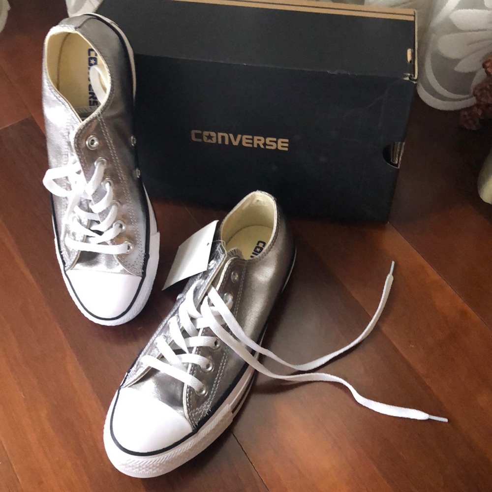 NWT converse sneakers